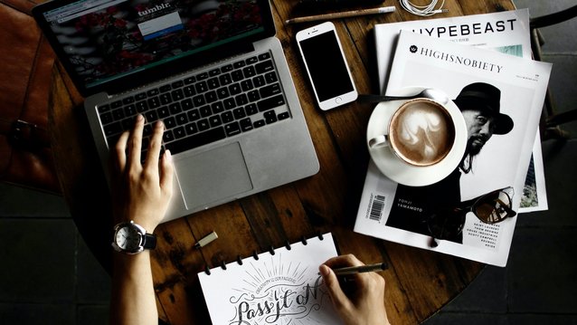 macbook_iphone_cafe